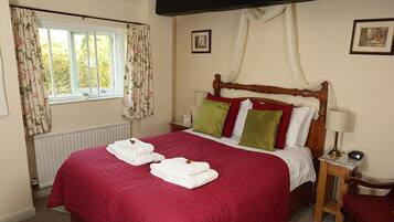 Double Room with Private Bathroom | Desk, iron/ironing board, free WiFi, bed sheets