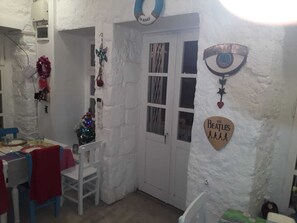 2 restaurants, breakfast, lunch, dinner served; international cuisine 