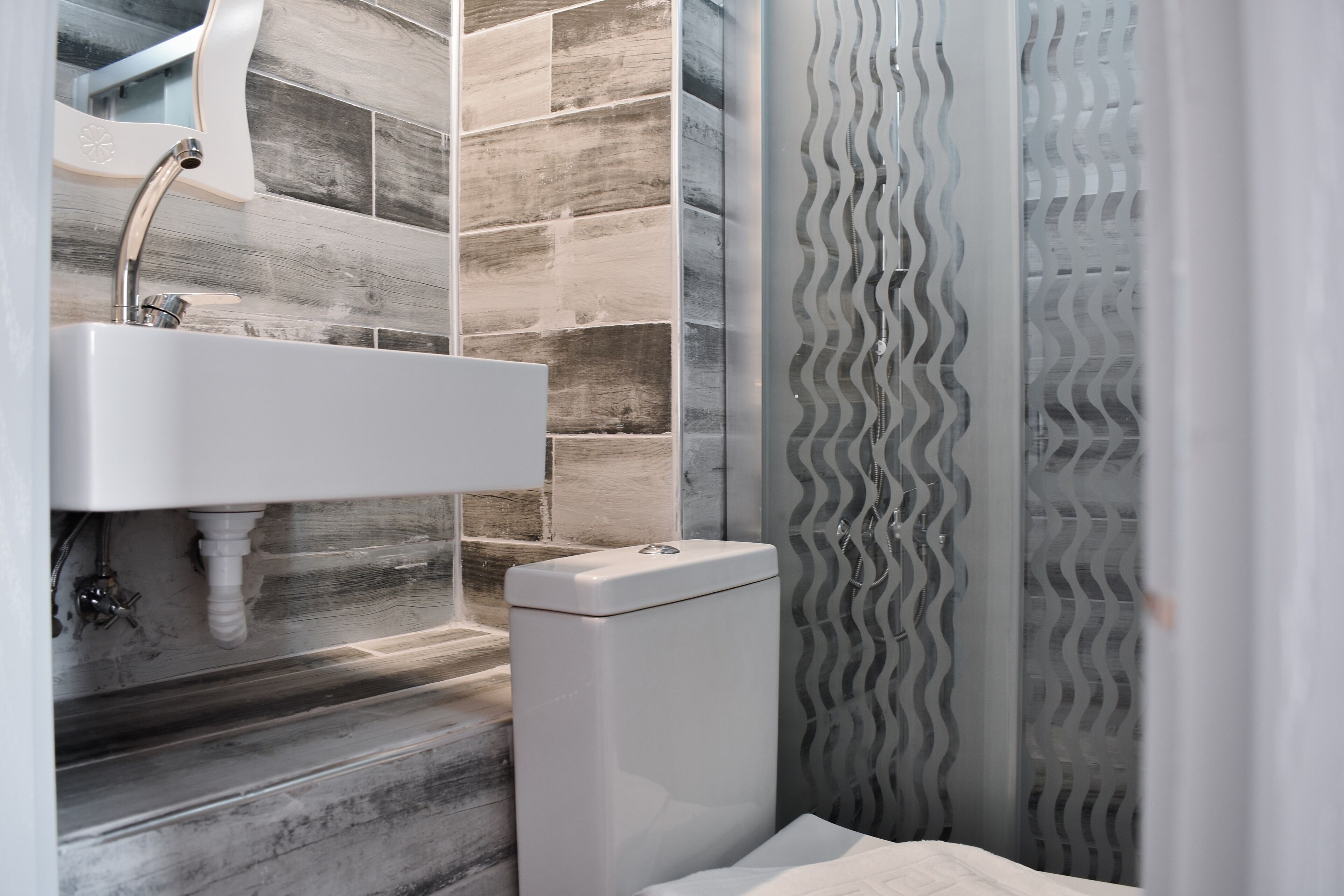 Standard Triple Room | Bathroom | Shower, free toiletries, hair dryer, slippers