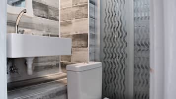 Standard Triple Room | Bathroom | Shower, free toiletries, hair dryer, slippers
