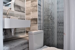 Standard Triple Room | Bathroom | Shower, free toiletries, hair dryer, slippers - Alacati Butik Otelim (Cesme)
