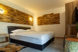 Deluxe Double Room | Individually decorated, individually furnished, blackout drapes