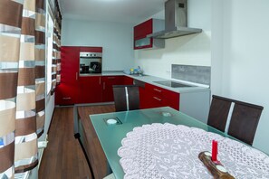 Apartment (Petra) | Private kitchen | Dishwasher, cleaning supplies, paper towels