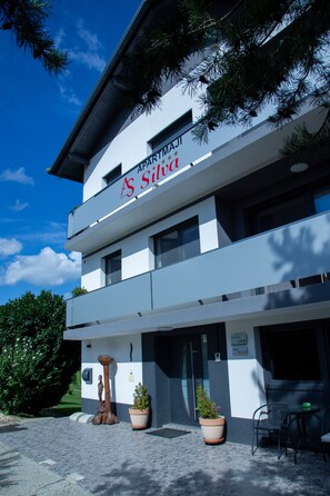 Façana frontal de l'allotjament