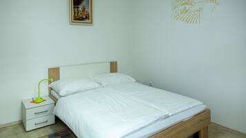 Room (4) | Individually decorated, individually furnished, blackout curtains