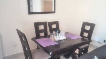 Apartment, 3 Bedrooms | In-room dining