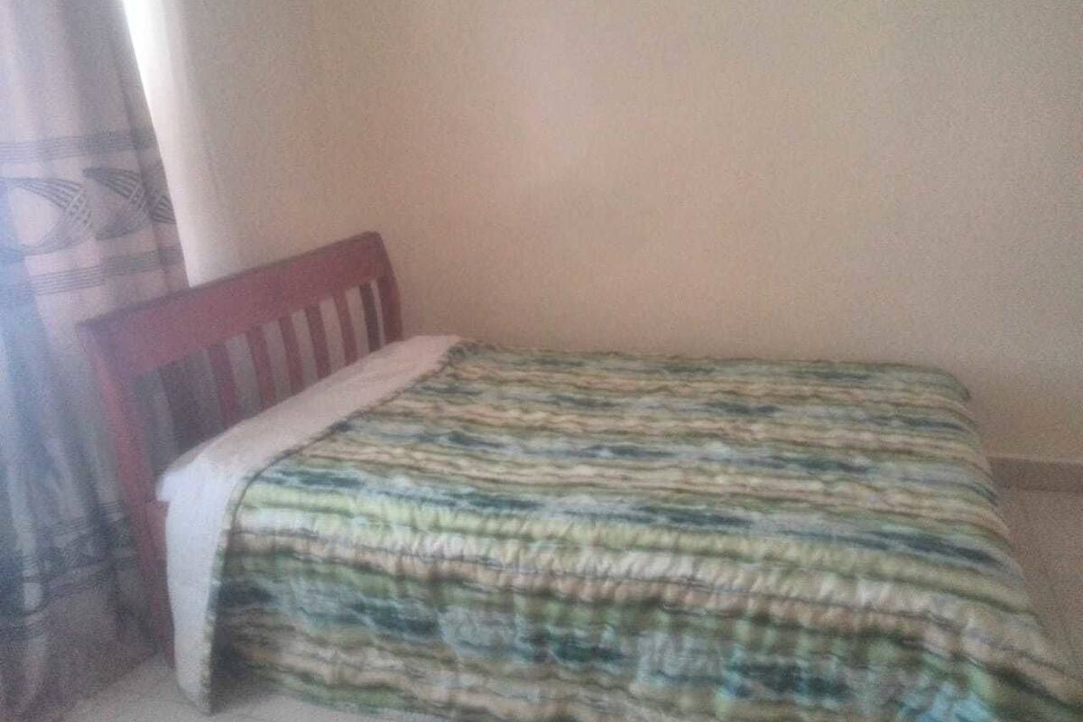 Tabla de planchar con plancha, wifi gratis y ropa de cama 