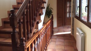 A staircase with wooden balusters leading to a landing. - Casa Rural l'Era de Ferro (La Vall de Boi)