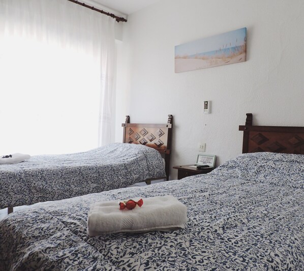 Eenvoudige kamer, 1 twee- of 2 eenpersoonsbedden, 2 eenpersoonsbedden | Individueel gedecoreerd, individueel gemeubileerd