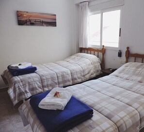 Basic Double or Twin Room, 2 Single Beds | Individually decorated, individually furnished, blackout curtains - Hostal Monreal (San Juan de Alicante)