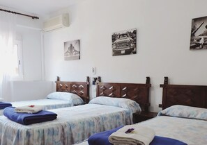 Decoración personalizada, muebles diferentes y cortinas blackout 