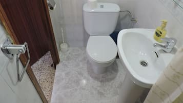 Basic Quadruple Room, Multiple Beds | Bathroom