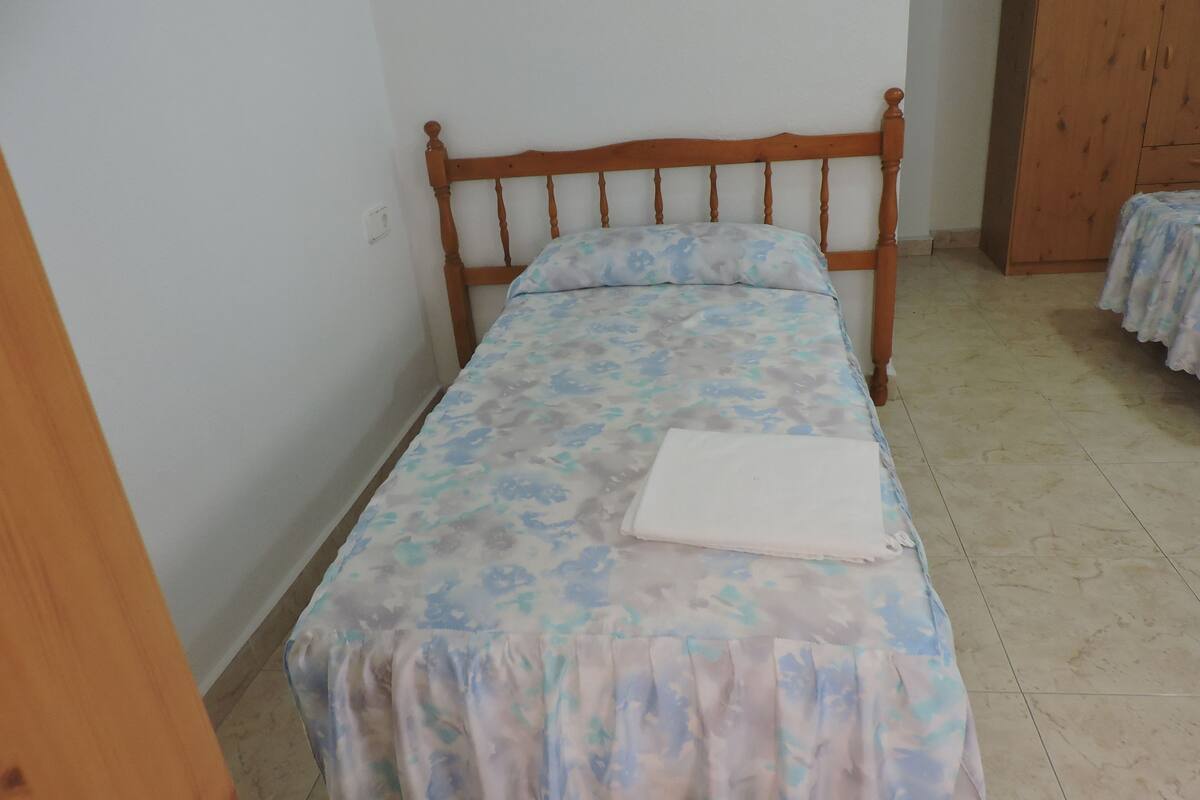 Quarto casal básico de uso individual, 1 cama de solteiro | Cortinas blackout, berços grátis, Wi-Fi de cortesia