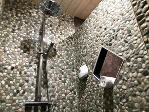 Deluxe-Doppelzimmer | Dusche im Bad