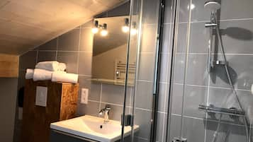 Habitación doble estándar | Baño | Regadera, amenidades de baño gratuitas, secadora de cabello, toallas 