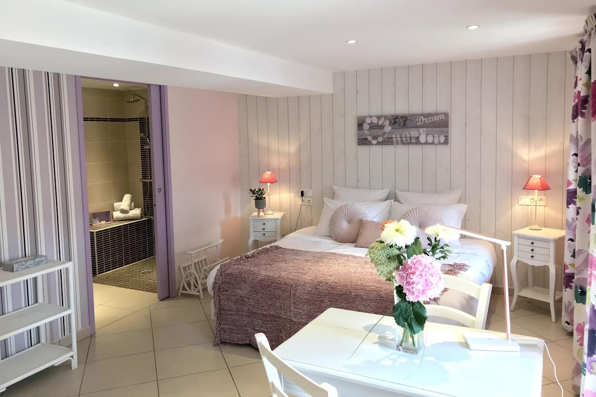Deluxe Double Room | Individually decorated, individually furnished, free cribs/infant beds