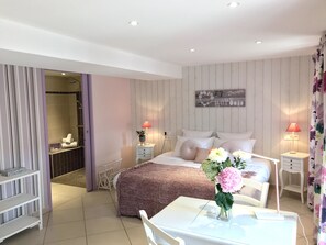 Deluxe Double Room | Free cots/infant beds, free WiFi, individually decorated - Hostellerie des Bichonnières (Amberieux-en-Dombes)