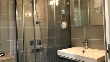 Douche, articles de toilette gratuits, sĂšche-cheveux