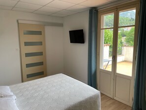 Dobbeltrom, balkong | Skrivebord, skrivebord for bærbar PC, wi-fi (inkludert) og sengetøy