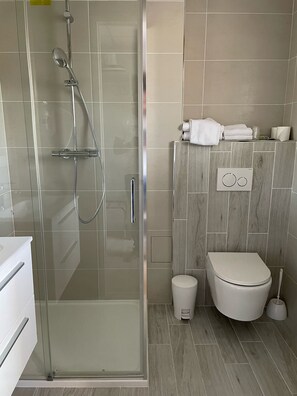Twin Room, Balcony | Bathroom