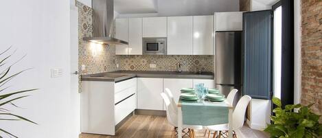 Kjøleskap, mikrobølgeovn, oppvaskmaskin og kaffetrakter/tekoker