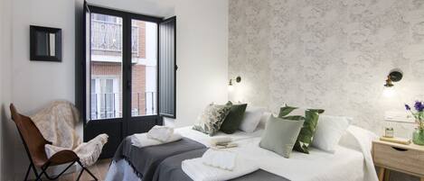 2 عدّة غرف نوم ومكواة/لوح كي وواي فاي مجانًا وملاءات أسرّة