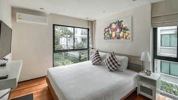 One-Bedroom Apartment | Cofres nos quartos, individualmente decorados