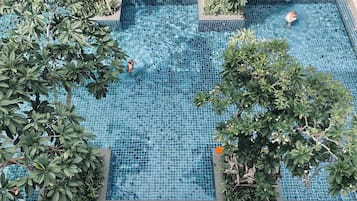 3 piscinas externas, funciona das 8h às 20h, guarda-sóis