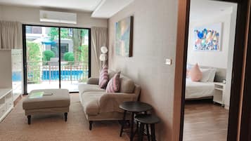 One-Bedroom Apartment | Salle de séjour | Télévision à écran plat de 40 pouces avec chaßnes par cùble, télévision