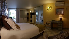 Premium bedding, pillow-top beds, in-room safe, individually decorated - Chambre d'hôtes La Potinière (Saint-Raphael)