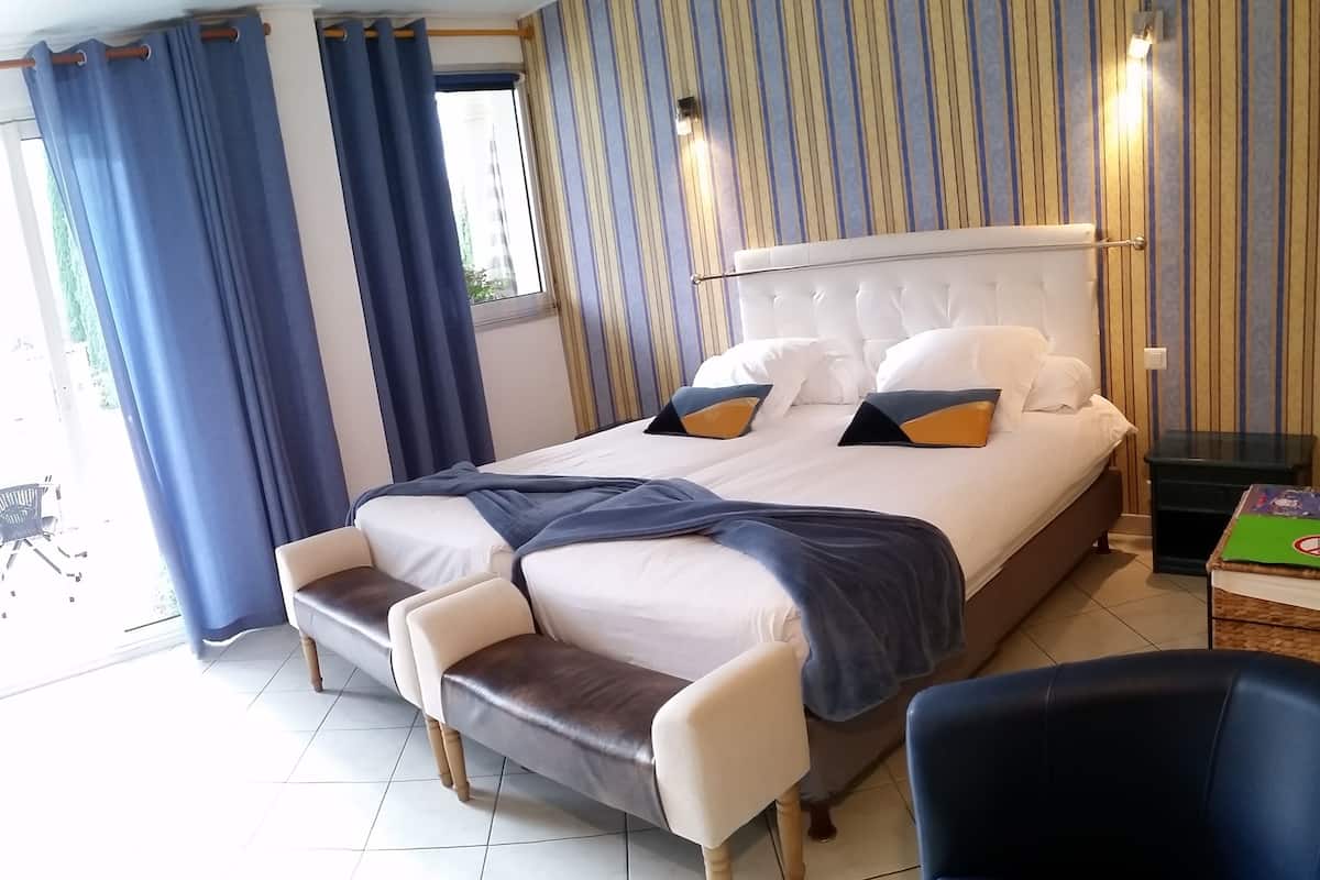 Chambre Confort, terrasse, vue sur la piscine (Cezanne) | Literie de qualité, lit avec matelas à plateau-coussin, coffre-fort