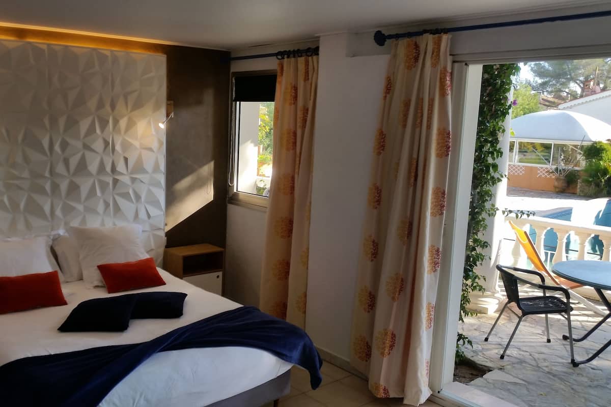Studio Confort, terrasse, vue sur la piscine (Matisse) | Literie de qualité, lit avec matelas à plateau-coussin, coffre-fort
