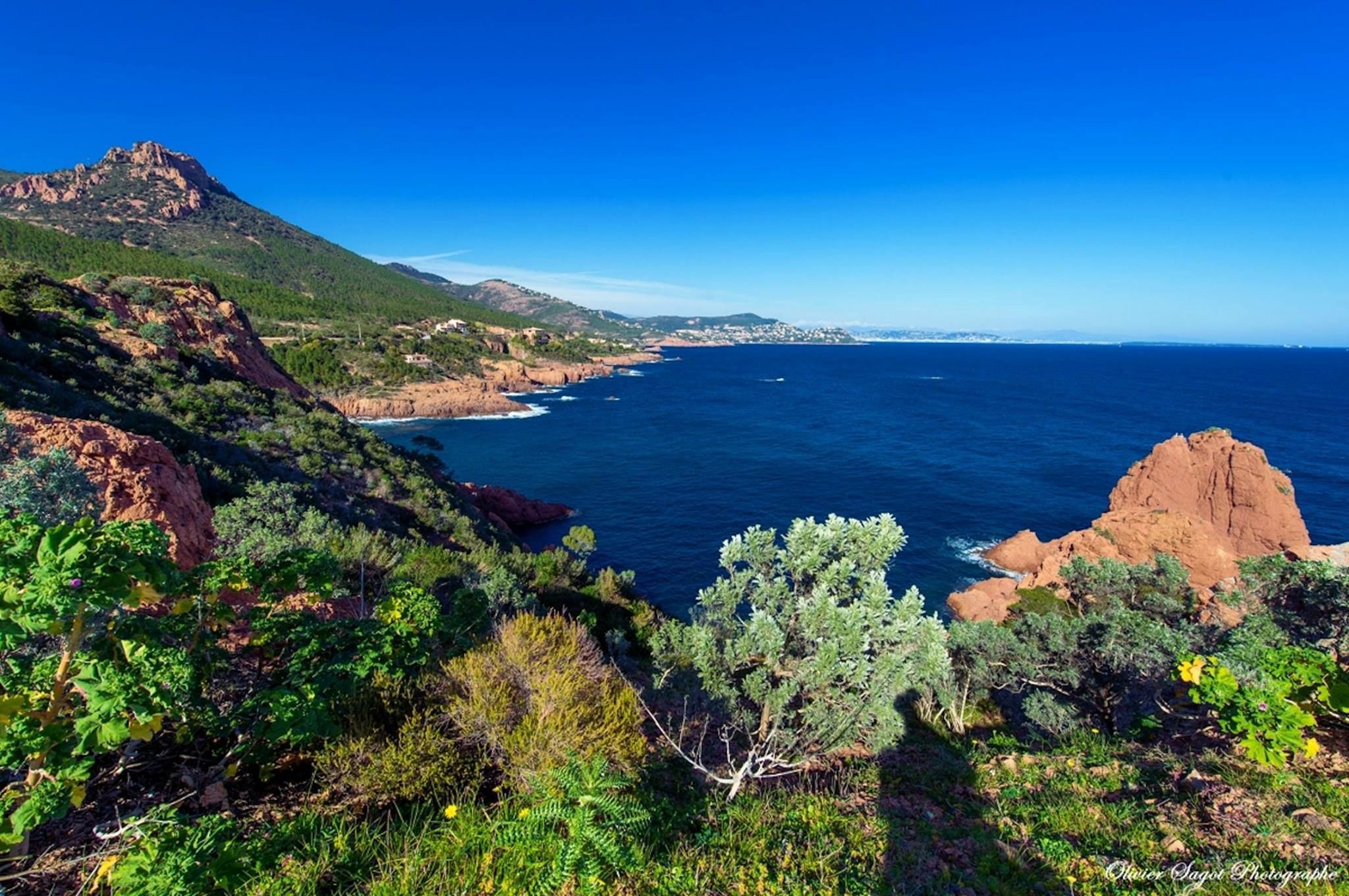 Un paisaje costero con una montaña, acantilados rocosos y vistas al mar.