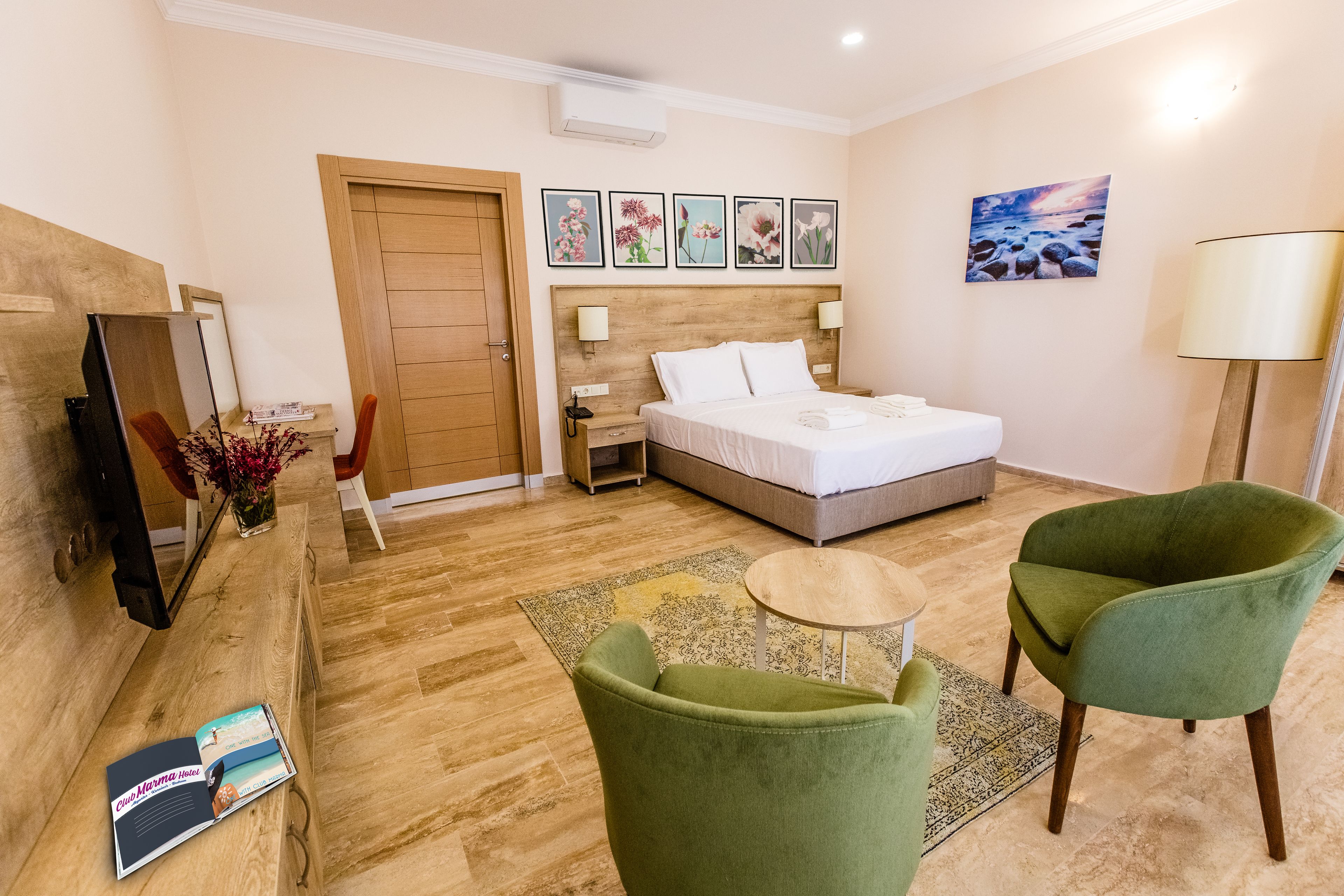 Habitación Deluxe | Zona de estar | Una televisión LCD, juguetes, libros