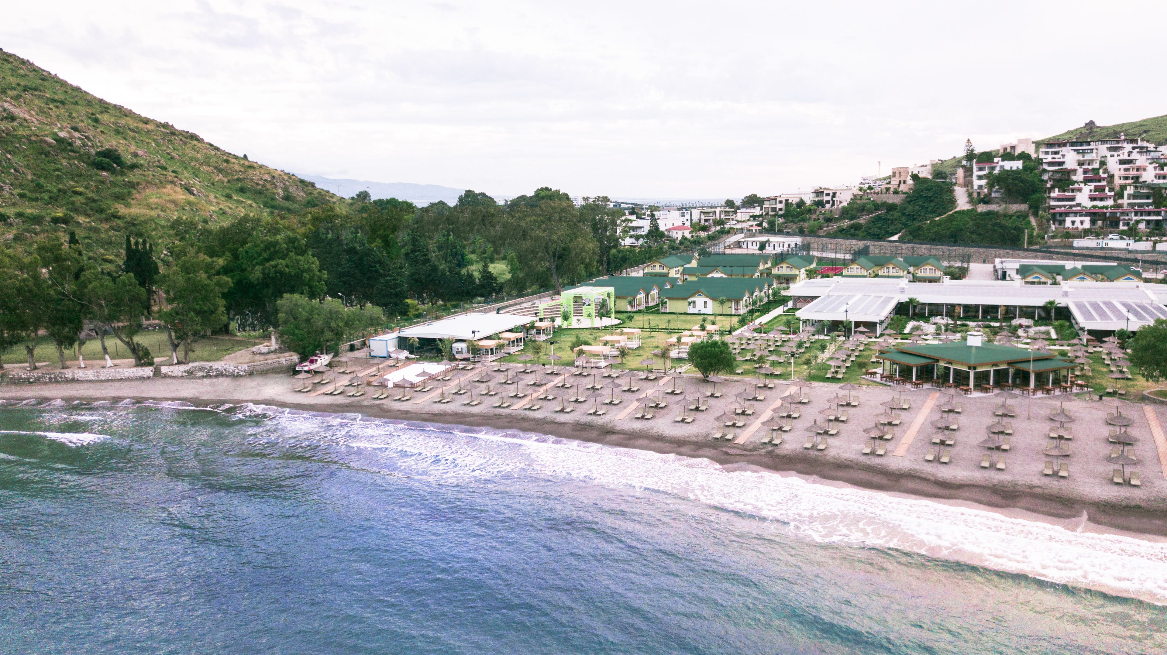 Un hotel frente al mar, con acceso directo a la playa, varias opciones de restauración y vistas al océano.
