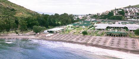 Un hotel frente al mar, con acceso directo a la playa, varias opciones de restauración y vistas al océano.