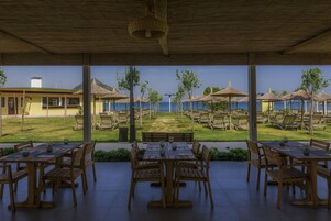 2 restaurantes; se sirve desayuno, almuerzo y cena