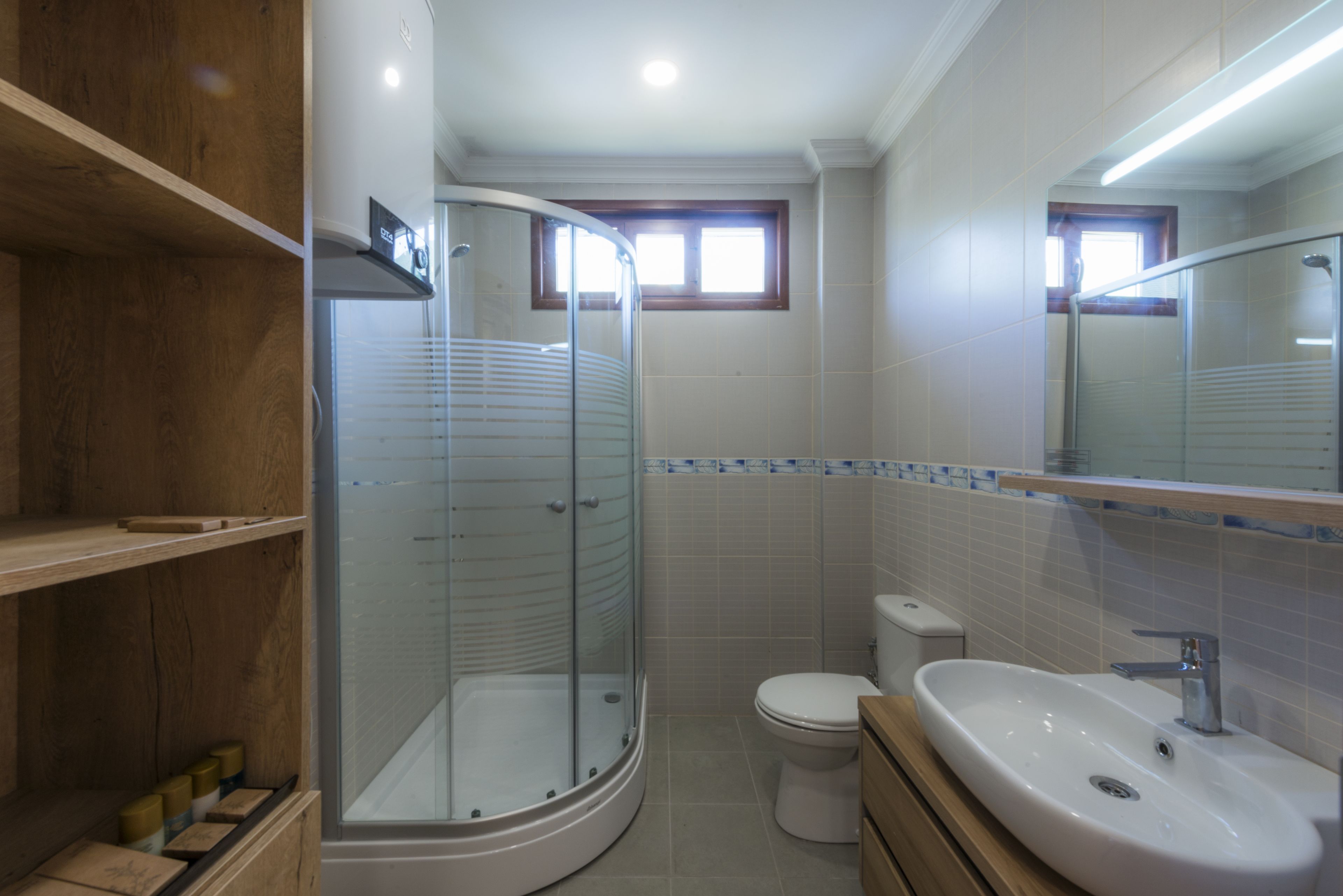 shower, rainfall showerhead, free toiletries, hair dryer