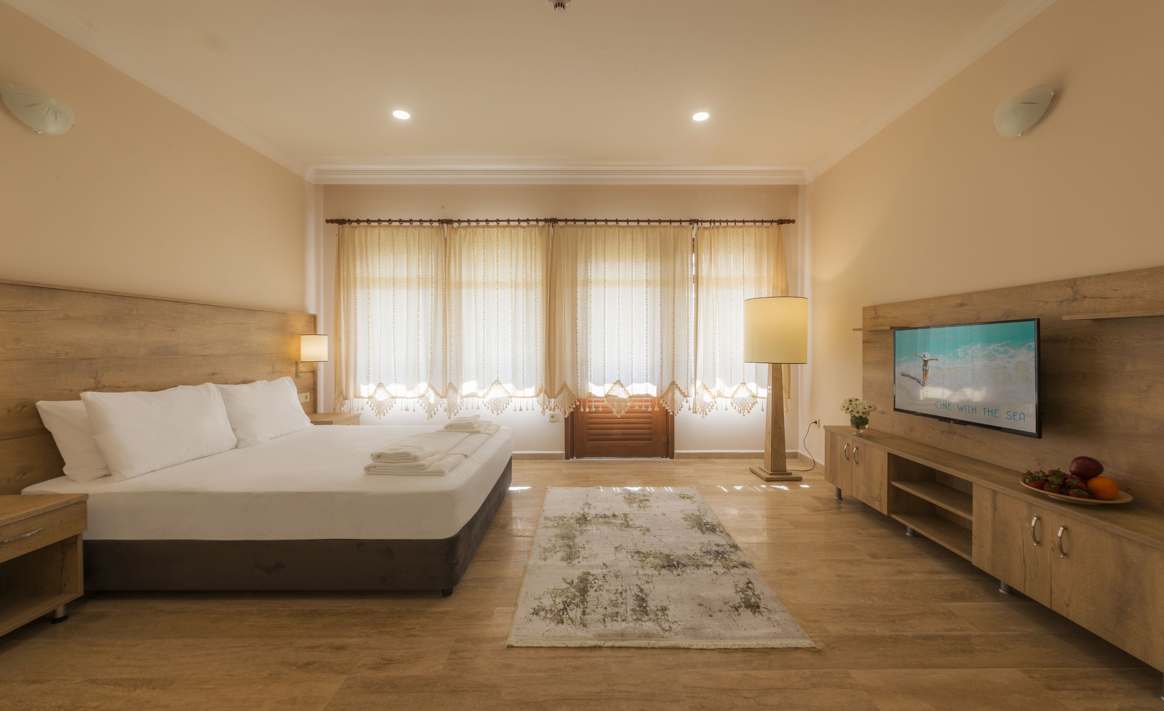 deluxe room | minibar, desk, free wifi, bed sheets