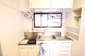 Chambre Standard (308, 309) | Cuisinette privée | Réfrigérateur, four à micro-ondes, surface de cuisson