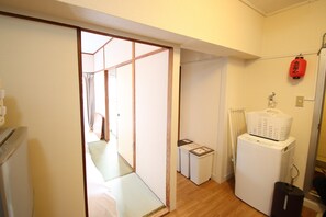 Free WiFi - AMP FLAT Ekiminami C (Fukuoka)