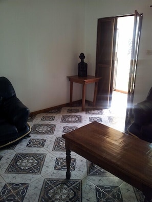 Apartament clàssic, 1 dormitori | Sala d'estar | Televisor de 24 polzades amb canals per satèl·lit