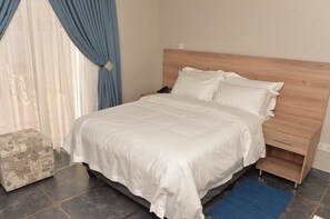 Desk, laptop workspace, free WiFi, bed sheets - Corner Cottage Bed and Breakfast (Gaborone)
