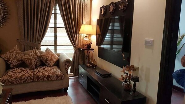 42-inch LCD TV with satellite channels, TV - Esquire Service Apartments (Rawalpindi)