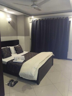 Premium bedding, individually furnished, iron/ironing board - Esquire Service Apartments (Rawalpindi)