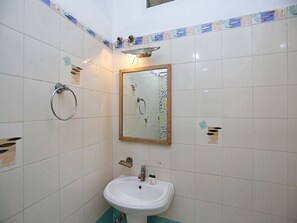 Standard Room | Bathroom | Free toiletries, towels
