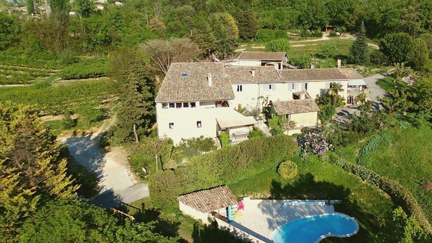 A large house with a swimming pool, surrounded by lush greenery and vineyards. - Chez Elise et Gabriel (Mirmande)