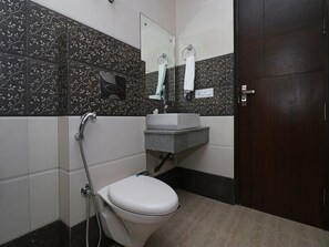 Standard-huone | Kylpyhuone | Ilmaiset hygieniatuotteet, pyyhkeet