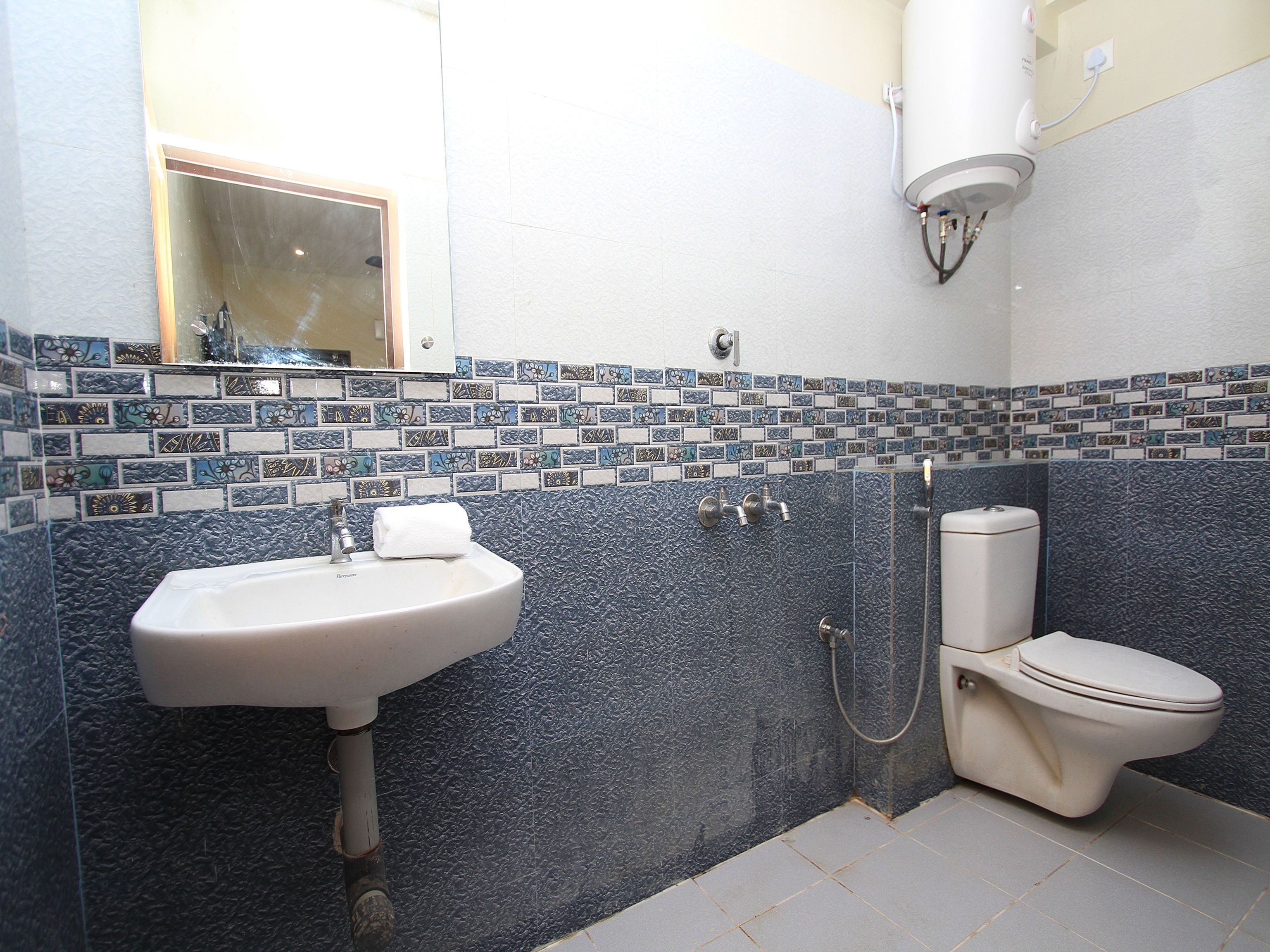 standard room | bathroom | free toiletries, towels