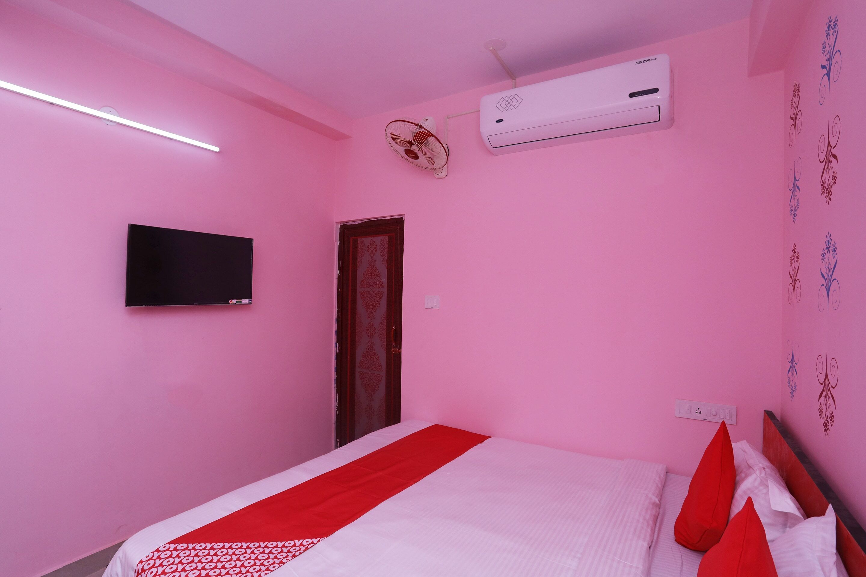 double room, 1 queen bed | free wifi, bed sheets